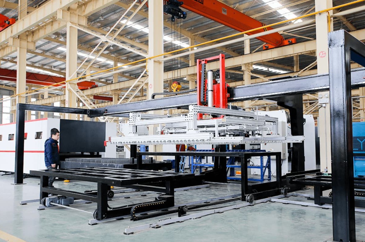 Adaptives Portalladesystem mit CNC-Kompensation