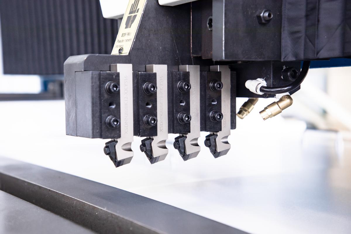 High-Efficiency Cutting System with Alloy Blades