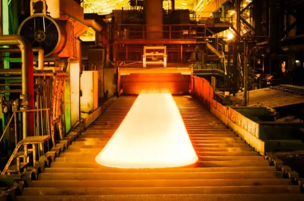 Erwärmtes Metall im Warmwalzprozess
