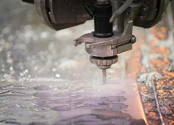 Wasserstrahl- vs. Laserschneiden: Präzision und Schnittfuge